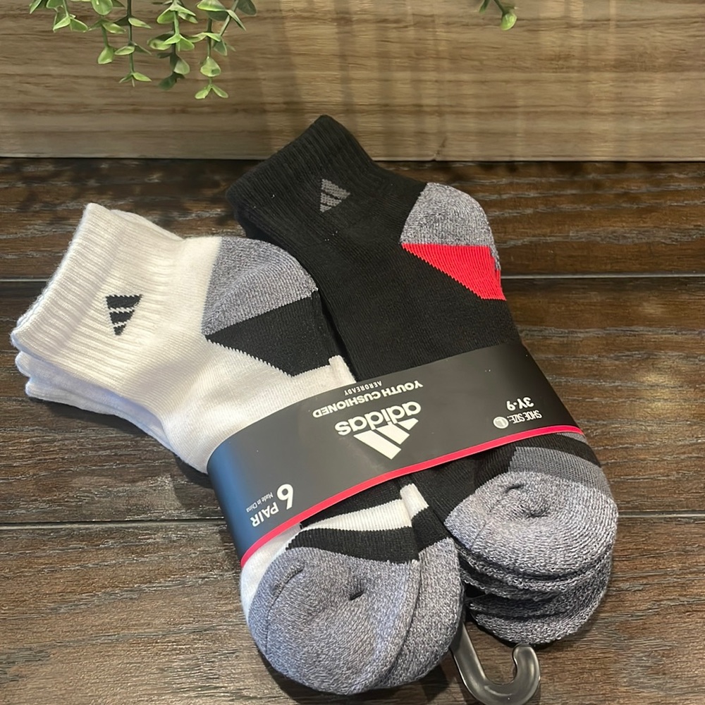 NWT Adidas cushioned youth sized socks 6 pairs 3Yto9 size large
